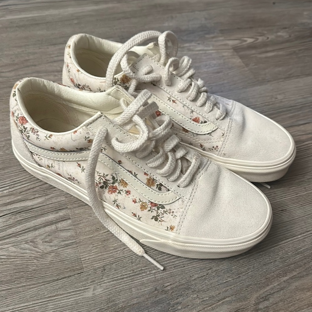 Women’s suede/floral vans size 8